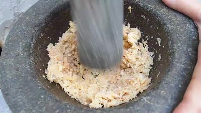 用传统的大理石砂浆捣碎干虾