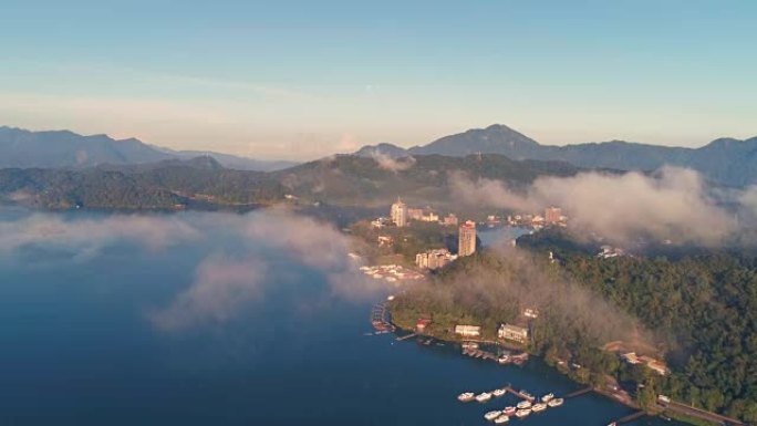 台湾黎明时分的日月潭美景