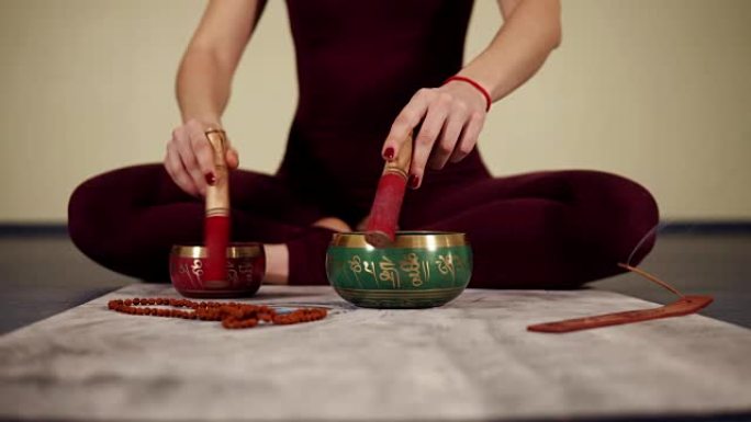 无法辨认的女性双手拍打着一些传统的佛教花盆。