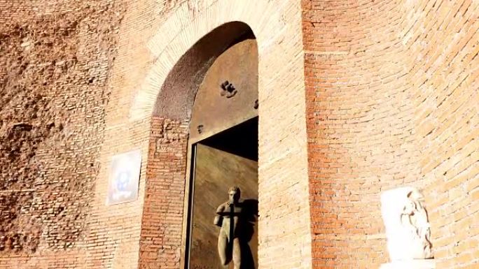 关闭罗马教堂门上的青铜雕像