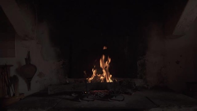 乡村风格的古老壁炉中的火