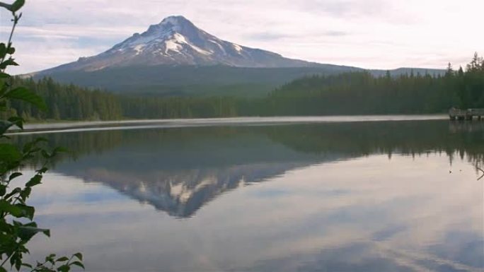 慢动作风景拍摄的一个湖与晨雾，并在日出的背景山