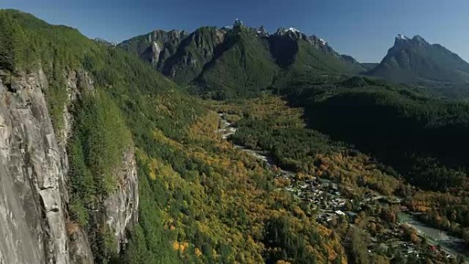 太平洋西北乡村山区小镇色彩缤纷的秋季天线