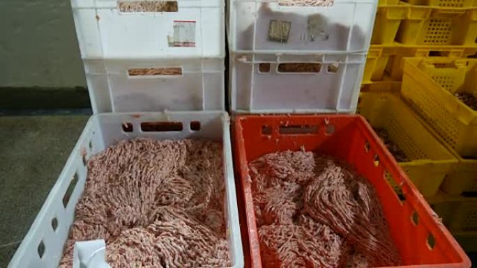 肉类包装厂的冷藏室。切碎的鸡肉装在盒子里