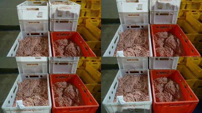 肉类包装厂的冷藏室。切碎的鸡肉装在盒子里