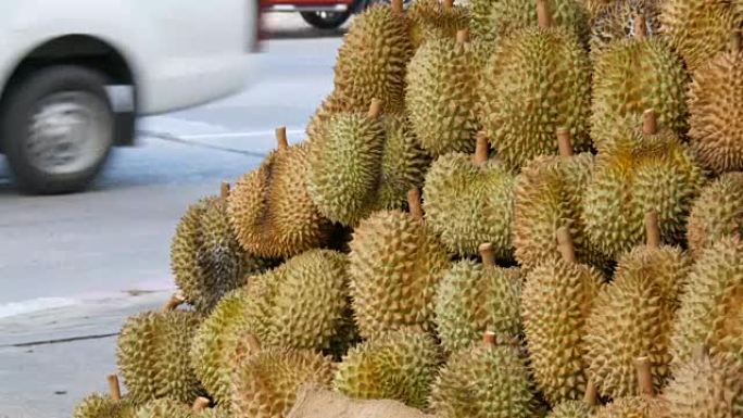 榴莲在一家街头商店的柜台上。泰国和亚洲的异国水果。泰国水果之王，热带水果。