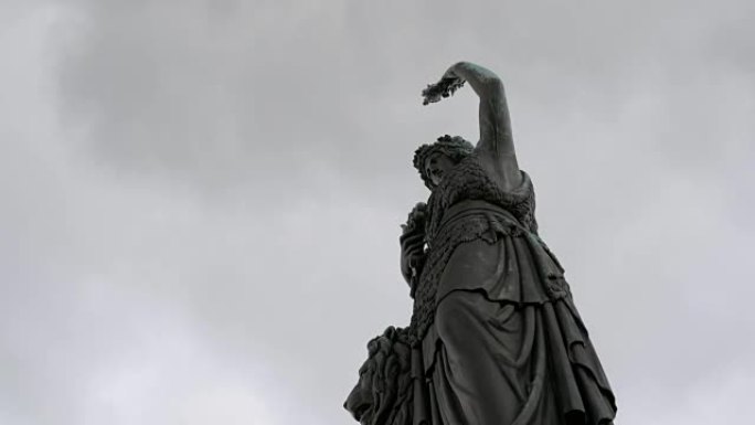 啤酒节上的巴伐利亚雕像对着天空。德国巴伐利亚