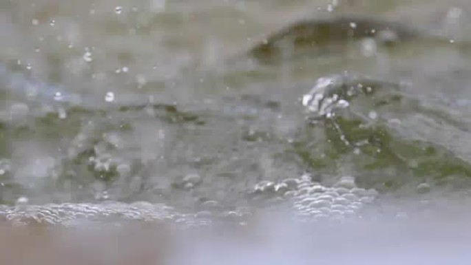 水滴在水面上的慢动作