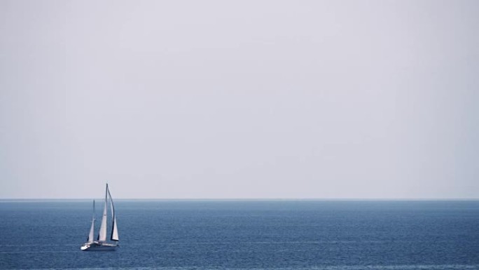 天空、海洋和帆船的场景