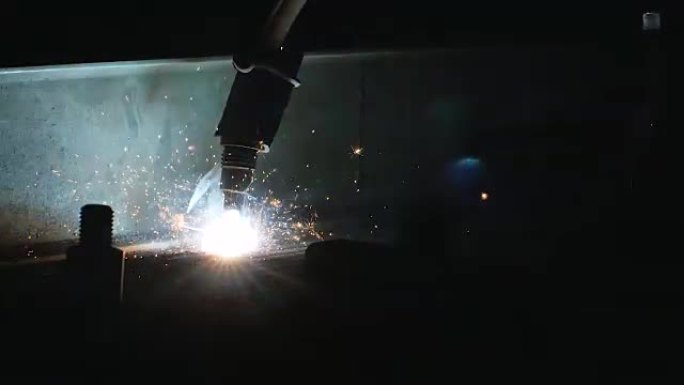 车间焊接机械臂熔融金属工艺的延时。重工业中的高精度现代工具。自动工作。技术和工业概念。拍摄于5k原始