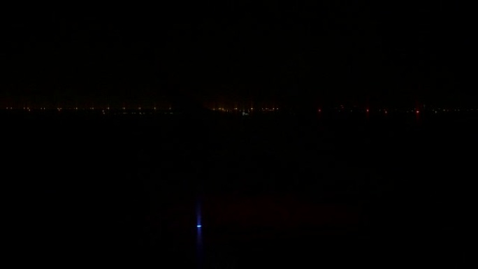 飞机在沙迦机场夜间起飞。