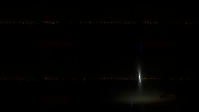 飞机在沙迦机场夜间起飞。