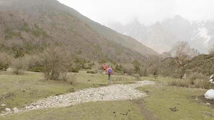 夫妇在尼泊尔的群山中漫步。