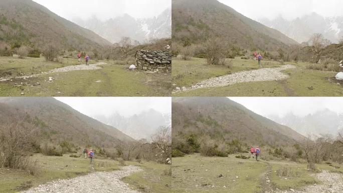 夫妇在尼泊尔的群山中漫步。