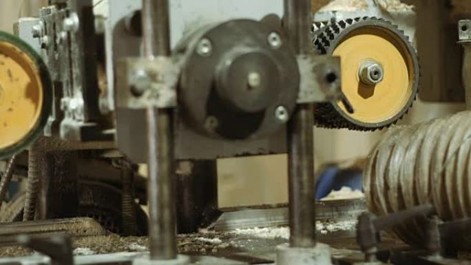 锯木厂生产中的棒材精炼机的滚轮
