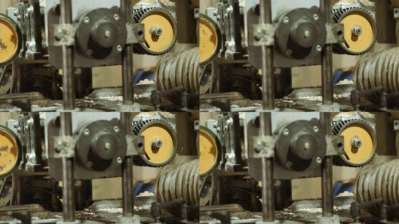 锯木厂生产中的棒材精炼机的滚轮