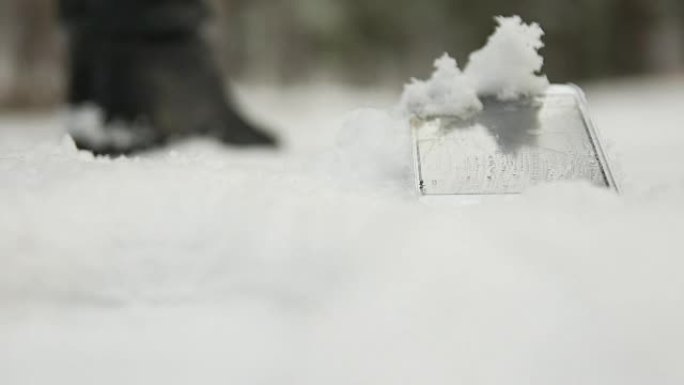 在雪地里丢了手机。背景人员离开它