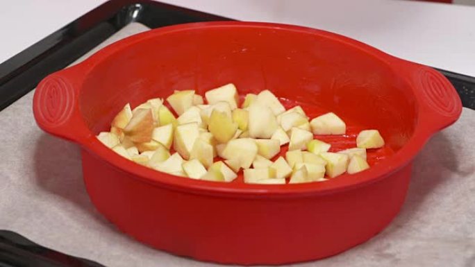自制苹果派夏洛特用硅胶模具烤。将蛋糕糊