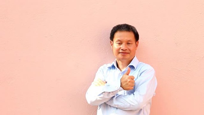 粉红色墙的泰国男子