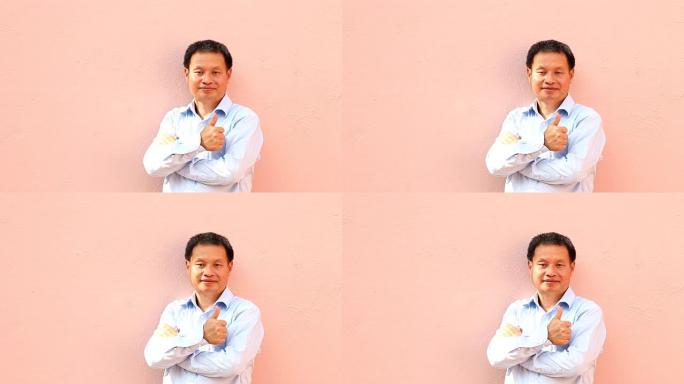 粉红色墙的泰国男子