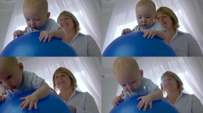 小病人躺在一个充气的蓝色球上，背景是专业治疗师在室内背光