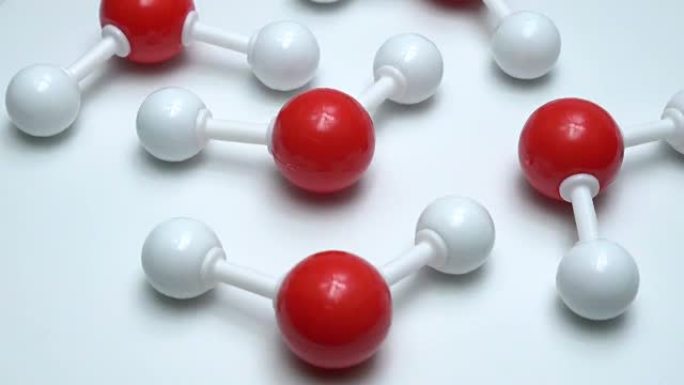 分子水科学元素的化学模型原子。在白色背景上分离的氢原子和氧原子的集成粒子。
