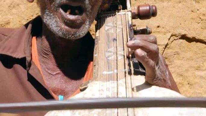 印度老人在印度拉贾斯坦邦Jaisalmer Fort演奏传统乐器