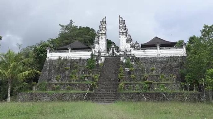 印度尼西亚巴厘岛夏季晴天，莱姆普扬寺美丽的台阶。
