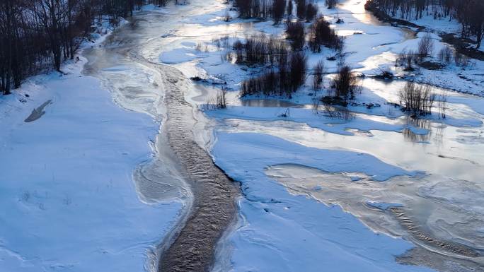 航拍早春残雪消融的河流