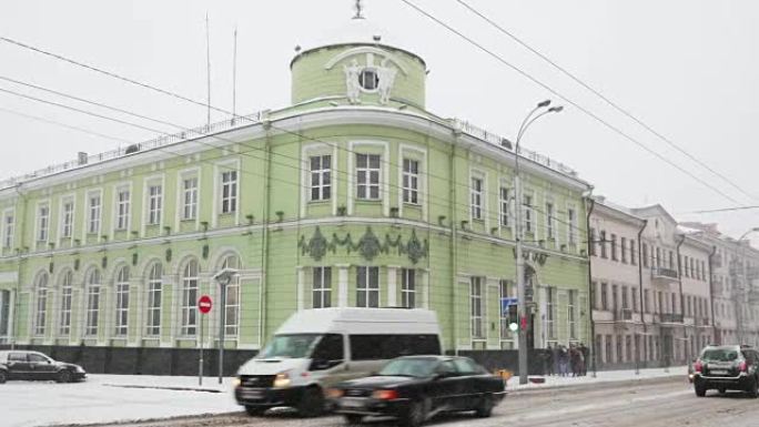 白俄罗斯戈梅利。戈梅利地区国家银行主要部门在冬季暴风雪日。在Sovetskaya和Lange街道的交