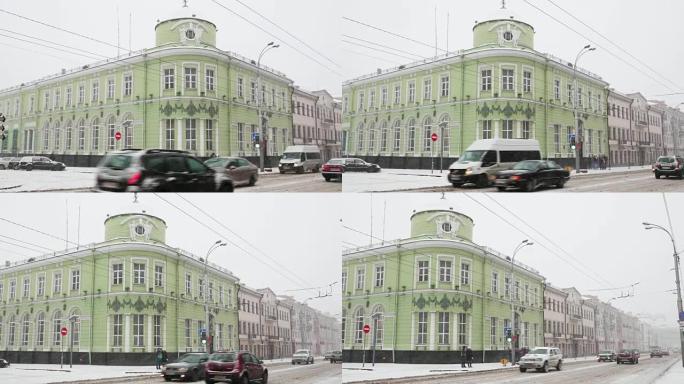 白俄罗斯戈梅利。戈梅利地区国家银行主要部门在冬季暴风雪日。在Sovetskaya和Lange街道的交
