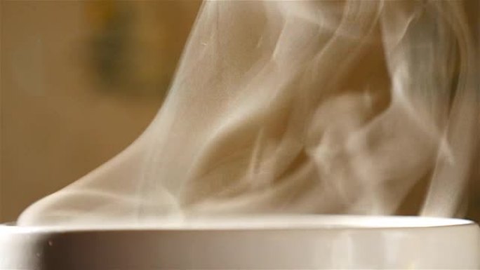透明蒸汽放在茶杯里。慢动作。特写