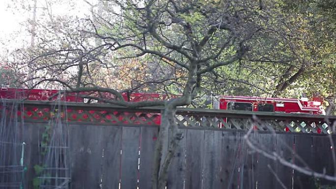 郊区围栏旁的救火车