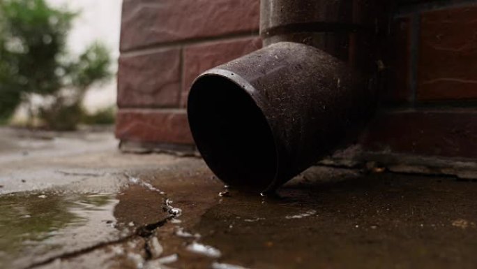 锡水运行排水管和水滴下降。雨水聚集