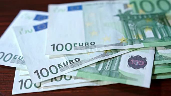 桌子上堆着一百欧元的钞票