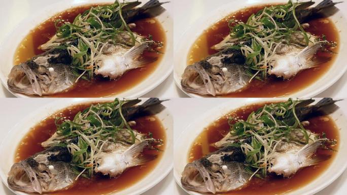 餐厅用香草和蔬菜蒸鲈鱼的运动