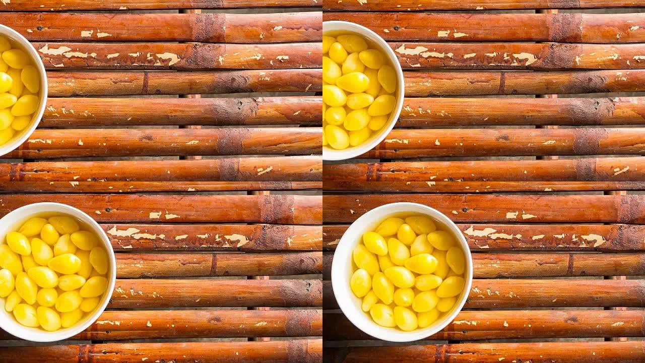 竹桌图像顶视图上的甜银杏坚果汤