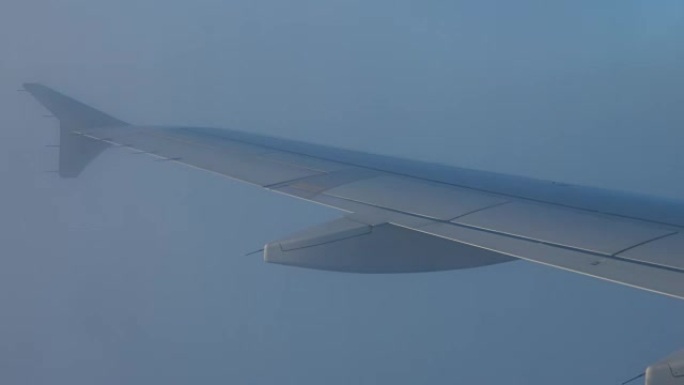 在密云和湍流区域中的小型客机的机翼