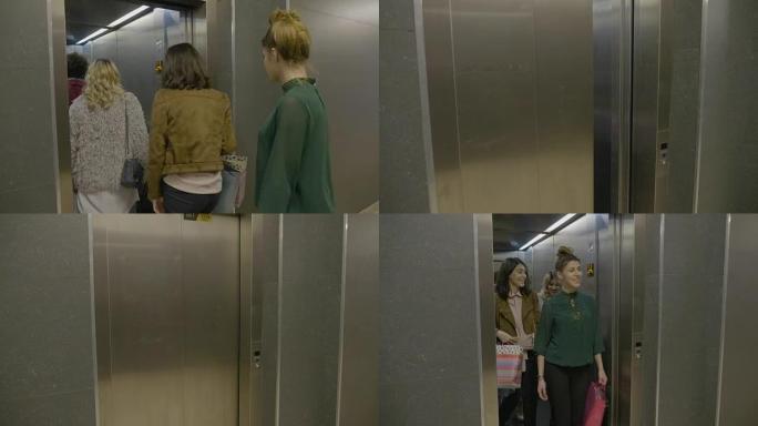 一群女经理朋友拿着购物袋用电梯到达一楼