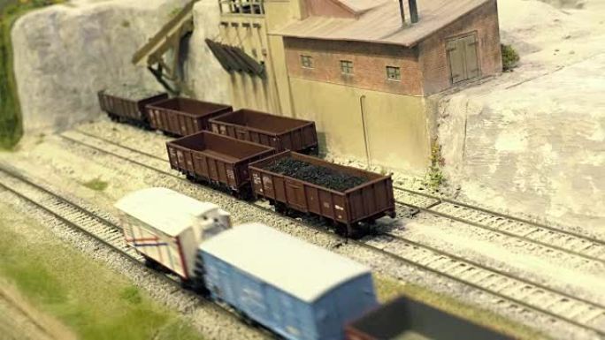 铁轨模型。采石场的货站。铁路运输、娱乐玩具业