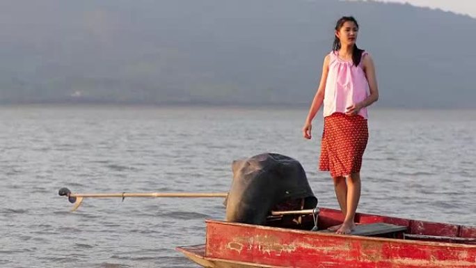 亚洲女渔夫正驾船抓鱼