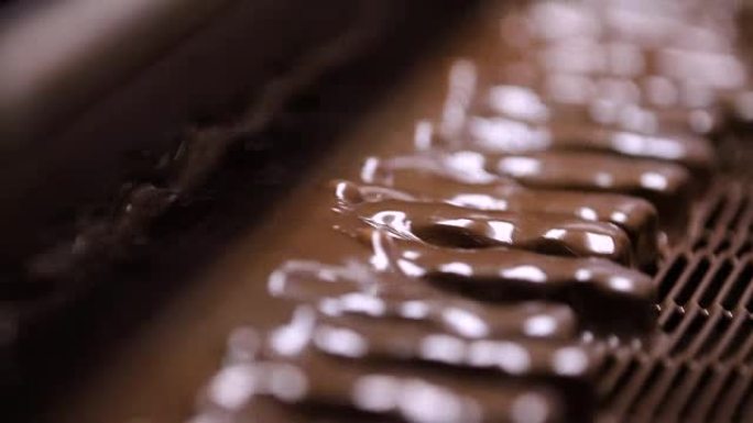 工厂里有坚果和巧克力的牛轧糖