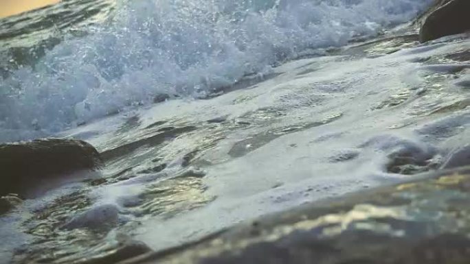岸上海浪的慢动作海沫