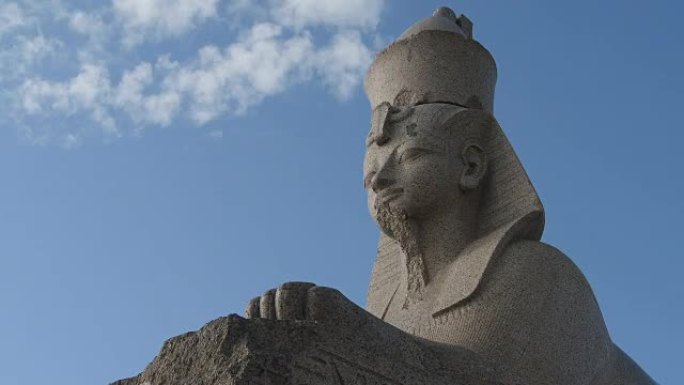 延时: 埃及石狮身人面像和一朵云-俄罗斯圣彼得堡