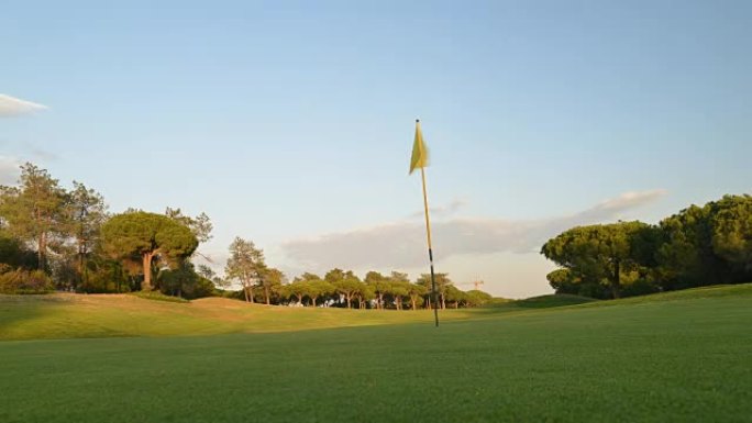在葡萄牙南部阿尔加维拍摄的高尔夫球场上的绿旗和洞的时间流逝。