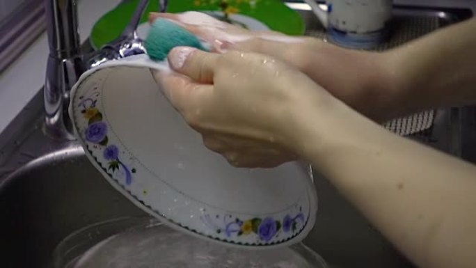 女人洗白色盘子