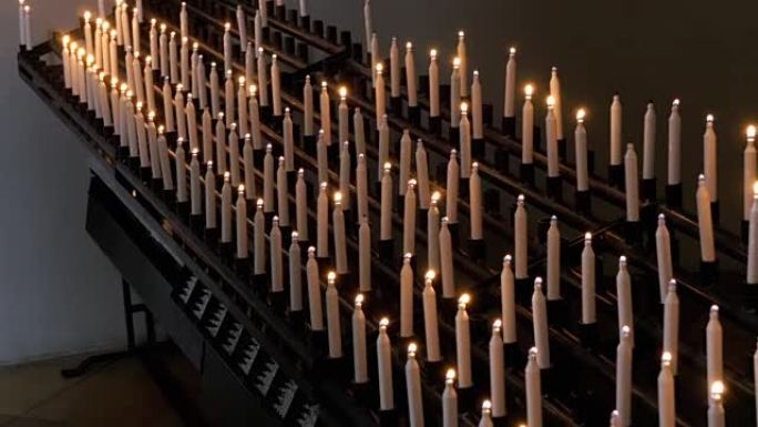 许多在基督教教堂燃烧的蜡烛