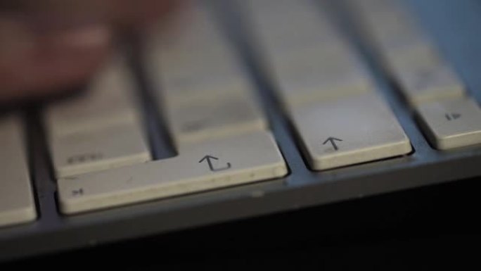 男性手指在超薄电脑键盘上打字