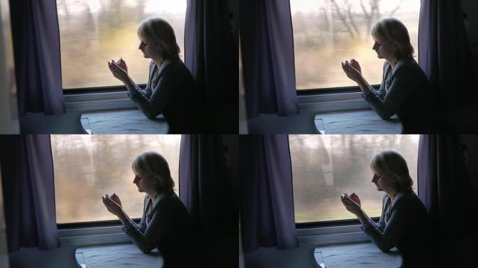女商人使用智能手机，在火车车厢中旅行
