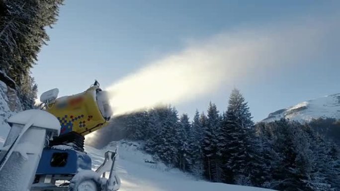 雪尘中的雪炮。造雪是通过在滑雪场上强迫水和加压空气通过 “雪炮” 或 “雪炮” 来产生雪